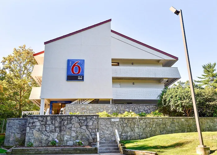 Hotel near College: Motel 6-Nashua, Nh - South